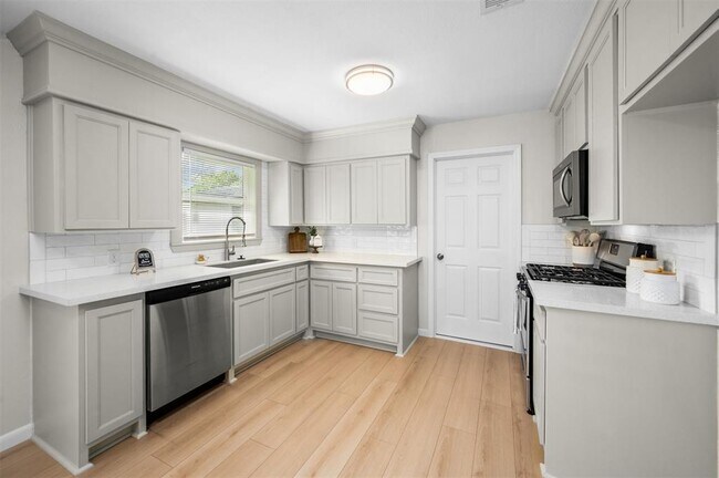 Building Photo - 10206 Alta Loma Way