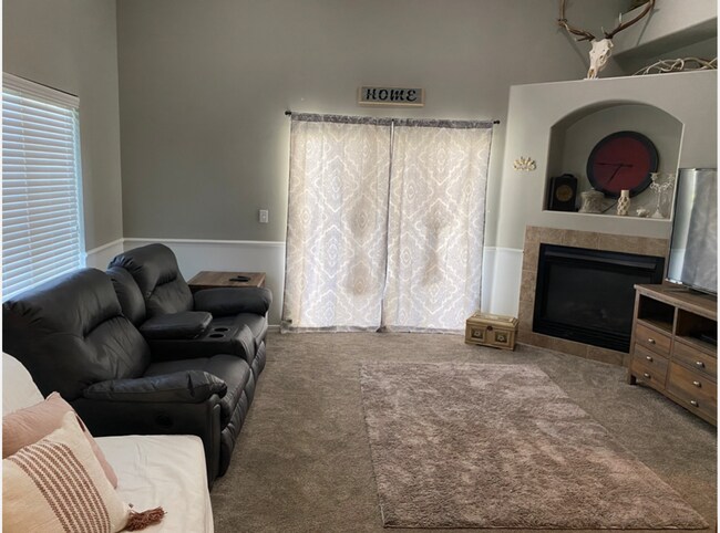 Foto del edificio - Beautiful 3-Bedroom Townhome in a Prime Location