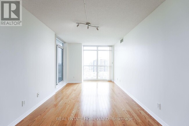 Photo du bâtiment - 28 Harrison Garden Blvd