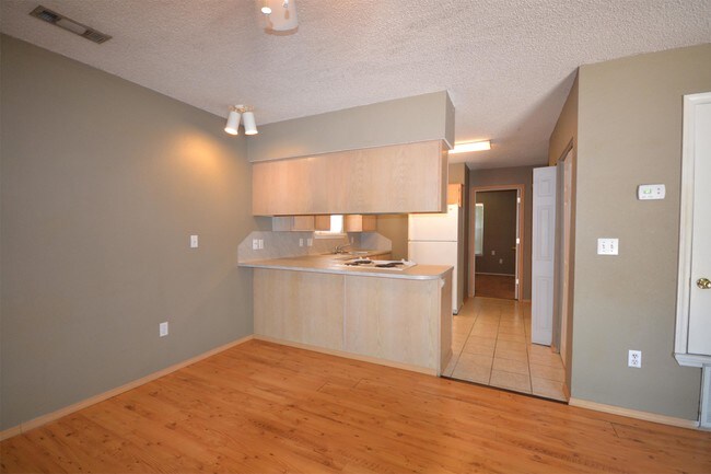 Building Photo - 1621 N Leverett Ave