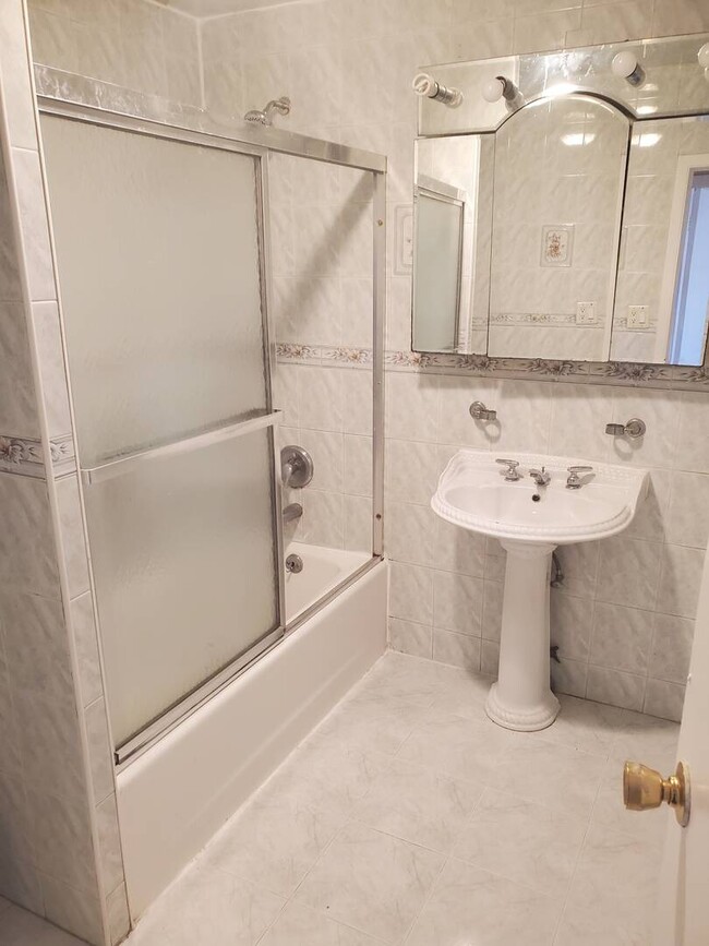 Building Photo - 2081 E 57th St