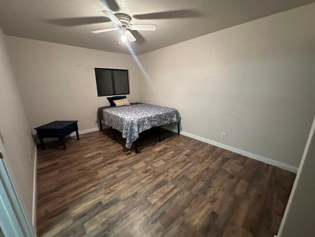Foto del edificio - 8116 Cove Ln