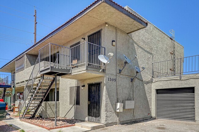 Building Photo - 1305 Kari Lee Ct