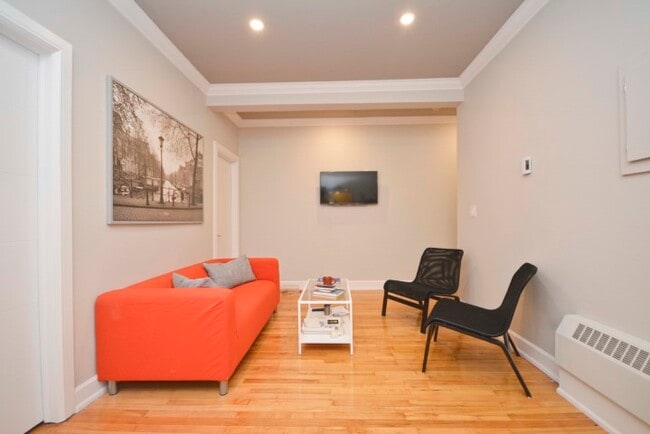 Building Photo - 393 Nelson St
