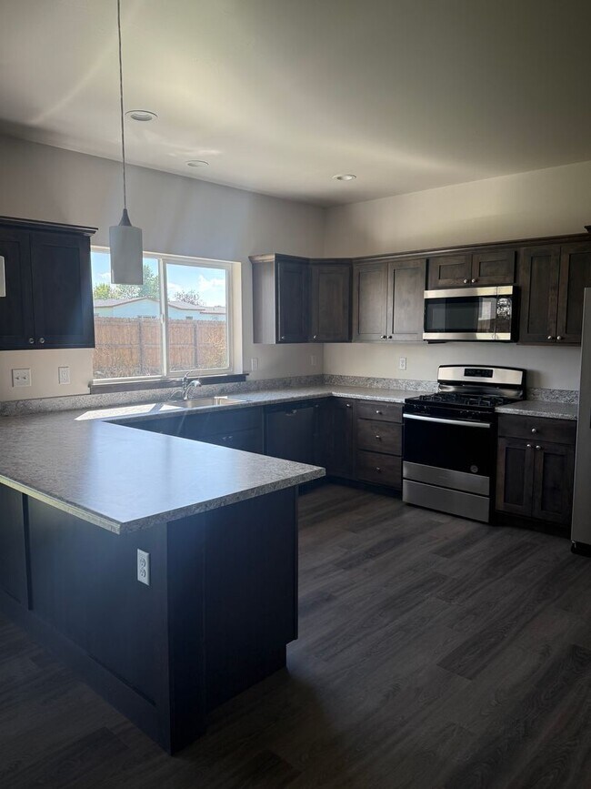 Building Photo - 3 Bed 2.5 Bath with double attached garage...