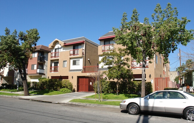 Building Photo - 617 E Elk Ave
