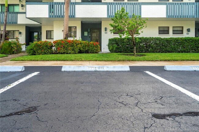 Foto del edificio - 175 SE St Lucie Blvd