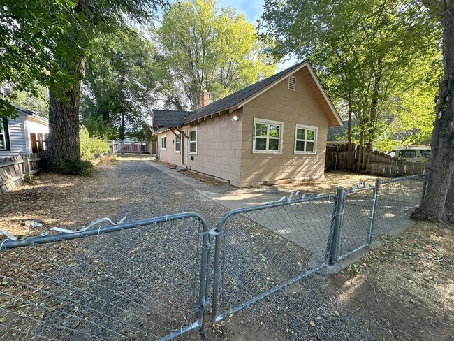 Building Photo - Two bed, one bath house