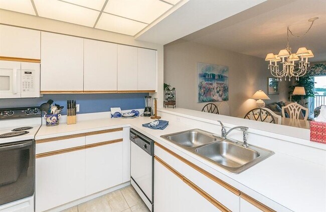Building Photo - ***SHORT TERM/LONG TERM RENTAL***WEEKLY RENTING AVAILIABLE***BREATHTAKING VIEW***IN BEAUTIFUL BAY...
