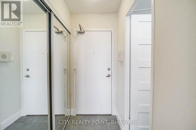 Photo du bâtiment - 666 Spadina Ave.