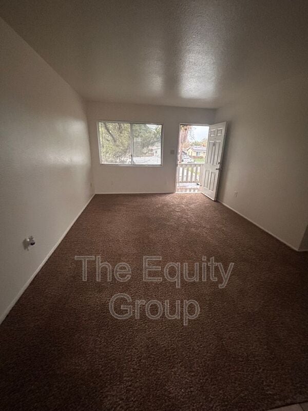 Building Photo - 331 E Elm St