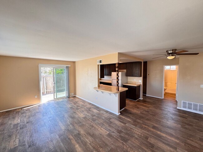 Foto del edificio - 2 Bedroom 1 Bath on Santa Fe Dr in Encinitas
