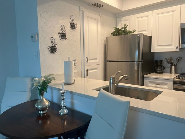 Building Photo - NEW PRICE on Adorable 1BR/1BA Condo in Downtown Venice