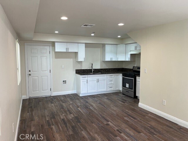 Building Photo - 211 E 84th Pl