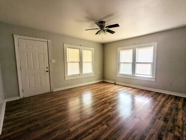 Foto del edificio - Coming Soon! Cute 2 Bedroom on Hazel!