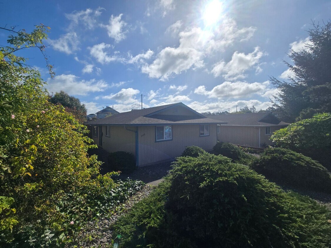 Foto principal - Pet-friendly and updated 3BR/1BA Eureka home