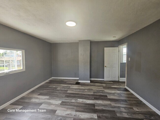 Building Photo - 2 bedroom 1 bath house for rent in West Mi...