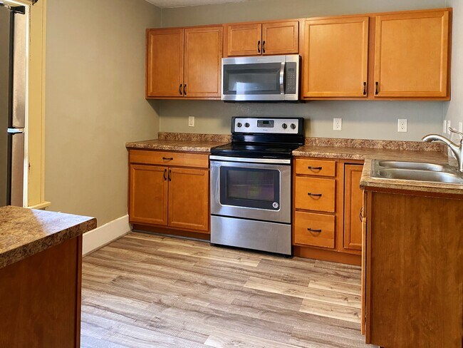 Kitchen - 817 1st St SW