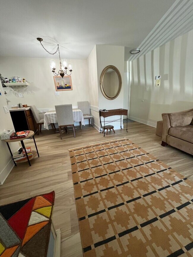 Foto del edificio - Fully furnished and ready to move in - Heat, Water and Internet are included - Newly renovated in...