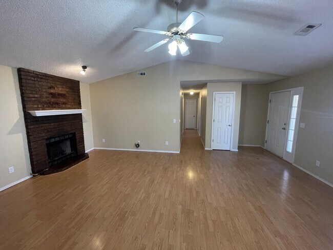 Building Photo - Spacious 3 bedroom 2 bath house. Located i...