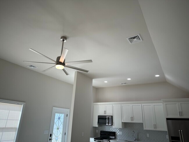 Building Photo - 2018 Willow Park Rd