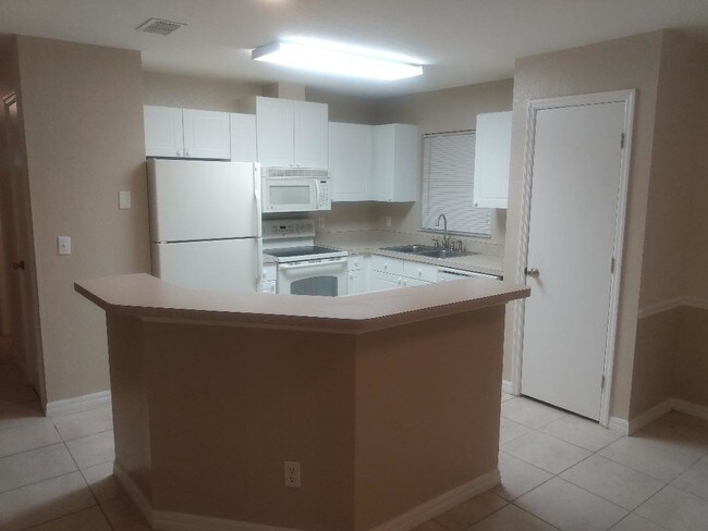 Building Photo - 7446 Pond Cir