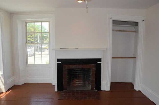 Building Photo - 23 Forest St