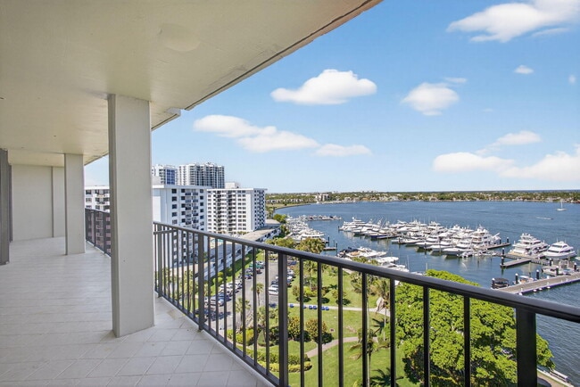 Foto del edificio - 134 Lakeshore Dr