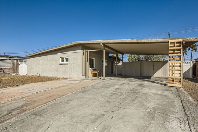Building Photo - 982 King Richard Ave