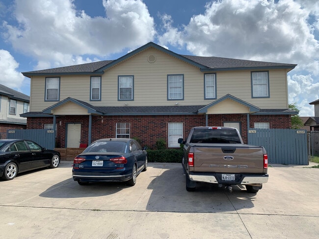 Building Photo - 7636 Windsor Oaks