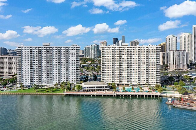 Building Photo - 300 Bayview Dr