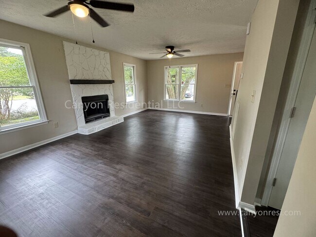 Foto del edificio - Distinctive Corner Lot Home in Hamilton on...