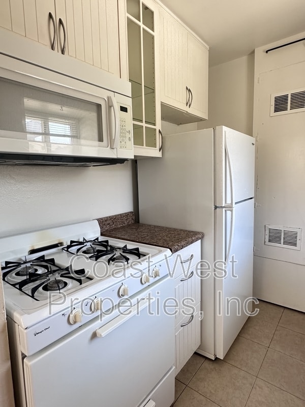 Building Photo - 4262 Ingraham St