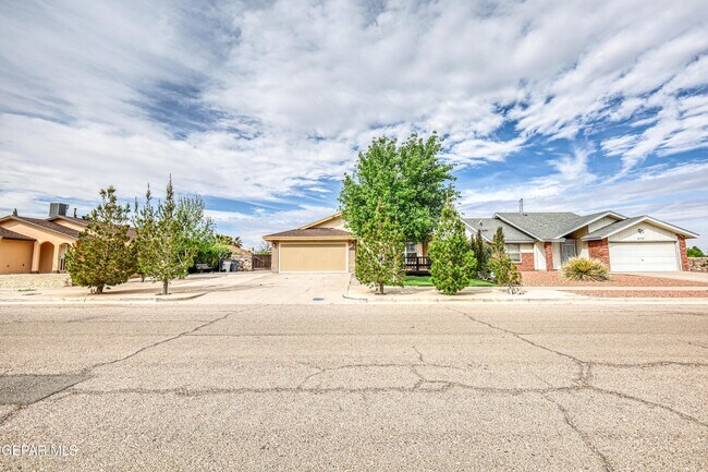 Foto del edificio - 5733 Saplinas Rd