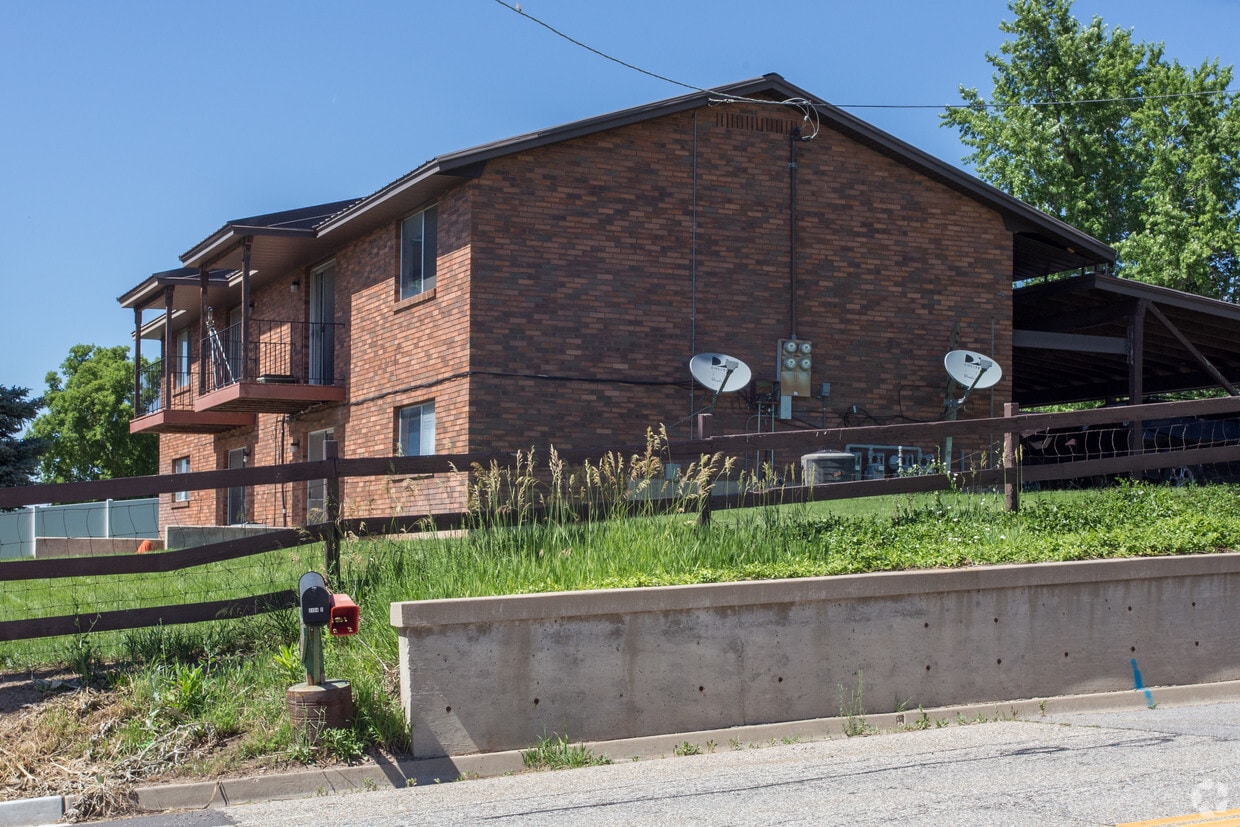 Building Photo - 2123 Oakridge Dr
