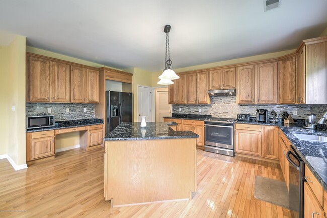 Building Photo - 12 Treetops Dr