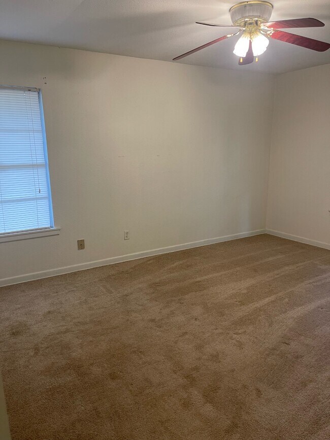 Foto del edificio - 535 E Bryson Ave