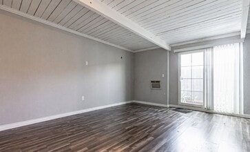 Building Photo - 892 Vassar St