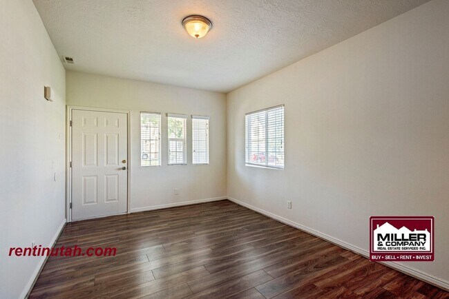 Foto del edificio - Cute Town House in gated community!!