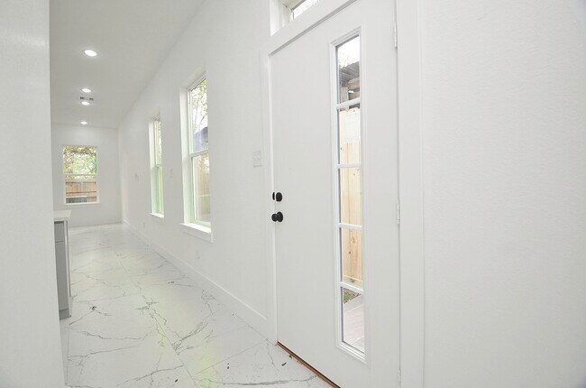 Foto del edificio - 9312 Waller St