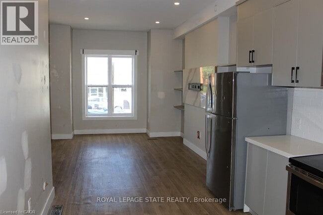 Building Photo - 500 Main St E