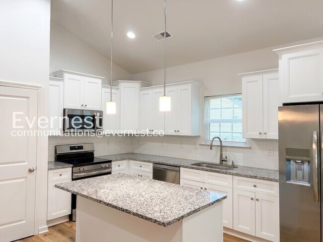 Foto del edificio - Modern Comfort Meets Accessible Living in Gastonia with Private Patio / 3 Beds & 2 Baths / Vouche...