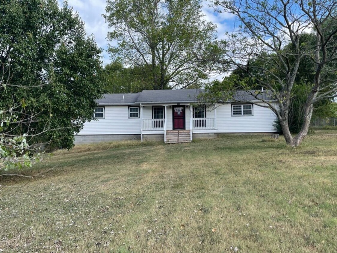 Primary Photo - IN THE COUNTRY BUT CLOSE TO TOWN!! LAWN MA...