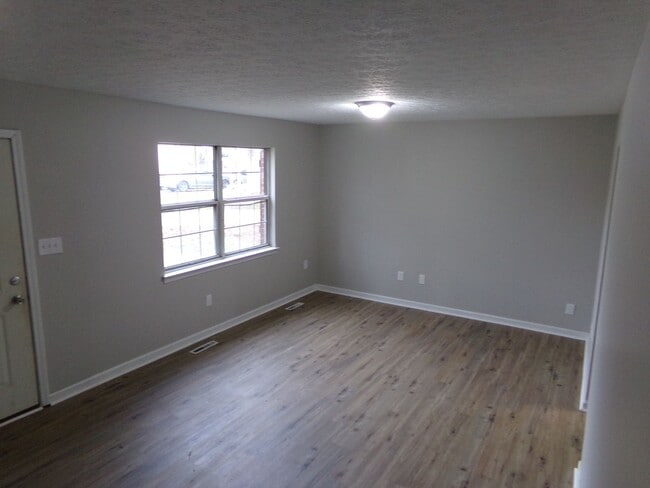 Building Photo - 3 bedroom, 1.5 bath Townhome