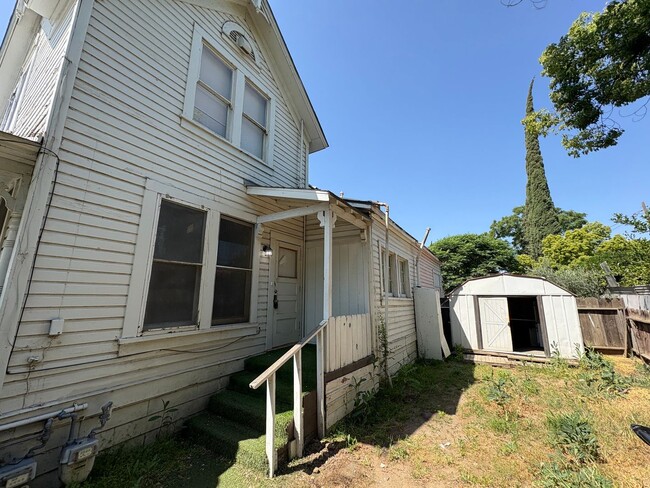 Building Photo - Cozy Upstairs Unit in Dinuba Near Shopping...