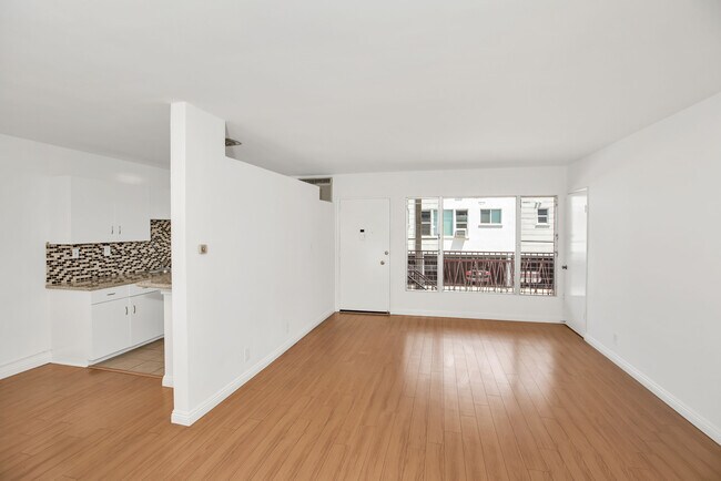 Foto del edificio - 7566 Romaine St