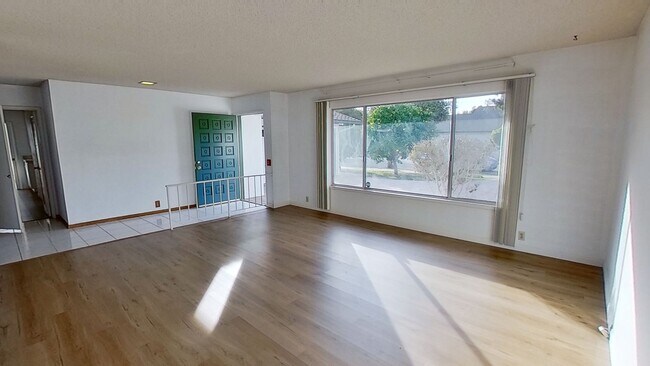 Foto del edificio - Spacious 3 Bed / 2 Bath Goleta Home!