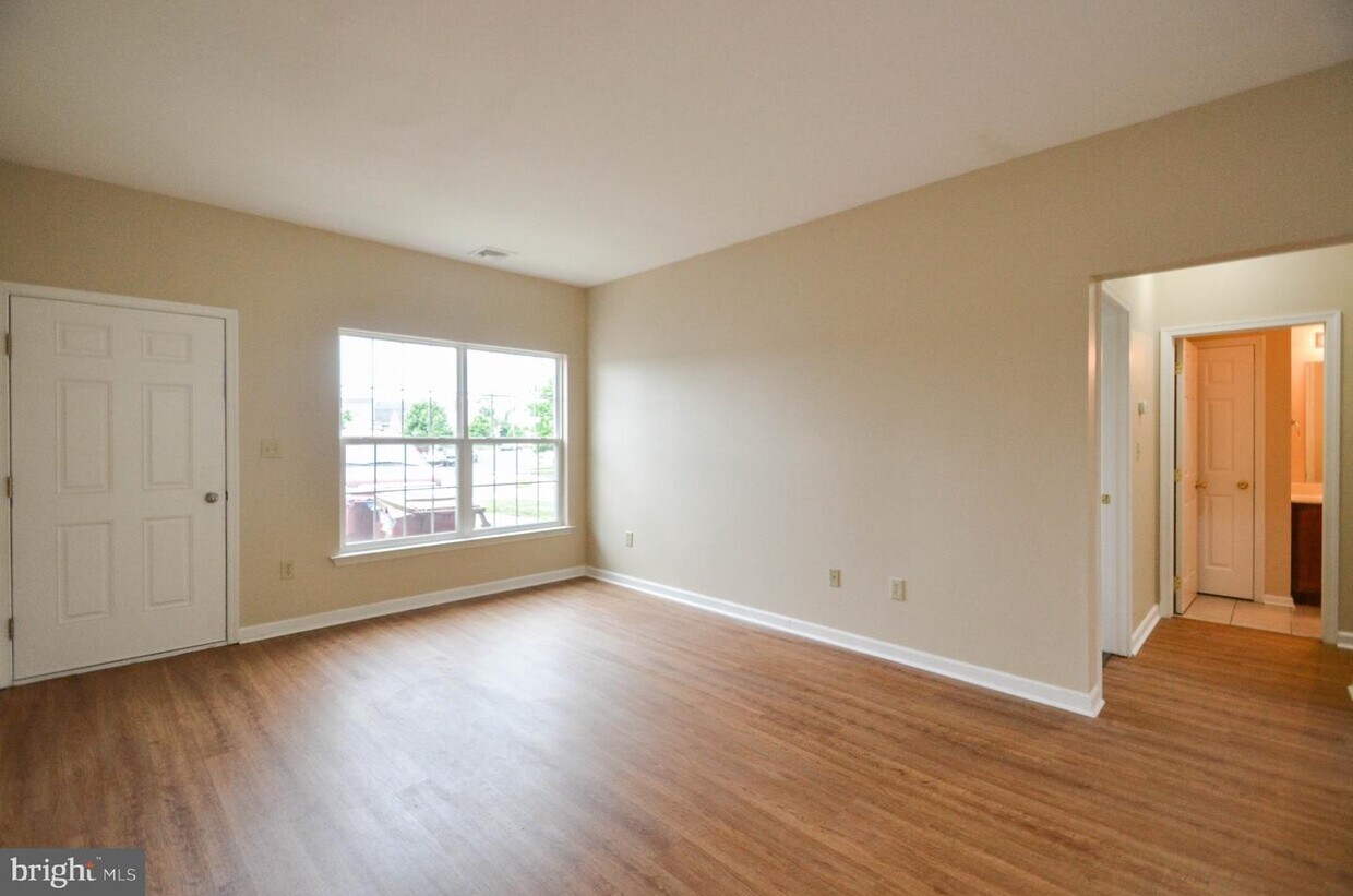 Primary Photo - 210 Huntington Ln