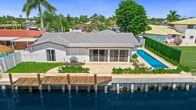 Foto del edificio - 2830 NE 56th Ct