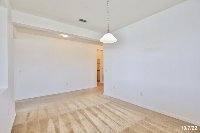 Foto del edificio - Beautiful 3/ 2 Home with a 2 Car Garage and a Water view- St Cloud!